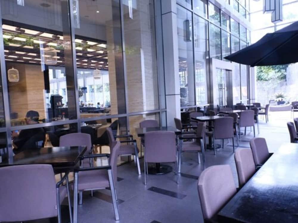 Aston Priority Simatupang Hotel And Conference Center Jakarta Exterior photo